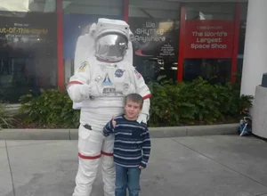 Família faz vaquinha para levar cinzas de filho morto aos 11 anos à lua