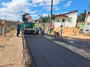 [Vídeo] Pró-Estrada asfalta ruas de Jacuípe