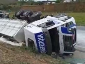 Caminhão carregado de trigo tomba na rodovia BR 101 