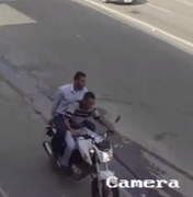 [Vídeo] Dupla armada rouba motocicleta na Praça Centenário