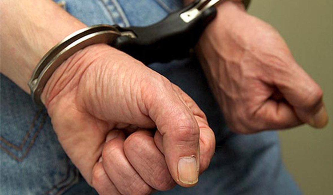 Homem é preso acusado de estuprar jovem e criança de sete anos 