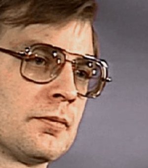 Homem coloca a venda óculos usado por serial killer por mais de R$800 mil após serie da Netflix