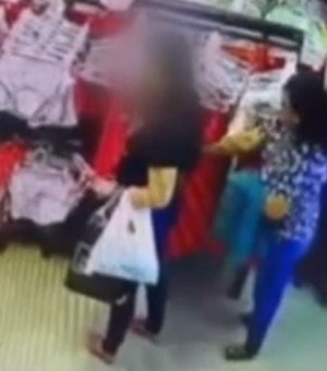 [Vídeo] Mulher finge ser cliente e furta carteira em loja no Centro de Maceió