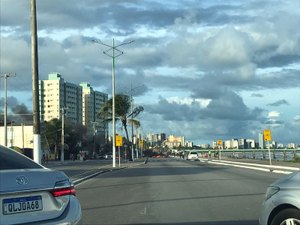 Manifestação fecha vias de avenida no Prado, em Maceió