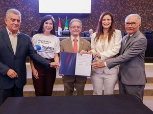 Prefeita Ceci assina adesão de Atalaia ao Programa Moradia Legal