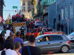 [Vídeo] Caminhão dos Bombeiros capota e deixa três militares presos às ferragens em Maceió