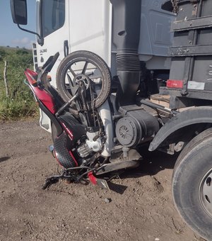 Motociclista colide com caminhão e moto fica presa ao veículo na AL 110, em Arapiraca