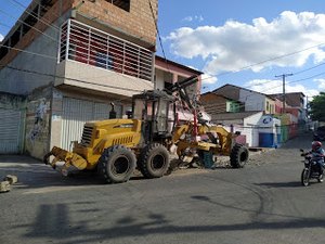 Trator colide em poste de energia elétrica e população fica sem luz, em Mata Grande
