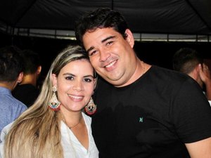 Newberto Neves anuncia esposa como pré-candidata a vereadora por Japaratinga