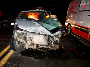 Colisão entre carro e ambulância deixa três feridos na BR-101