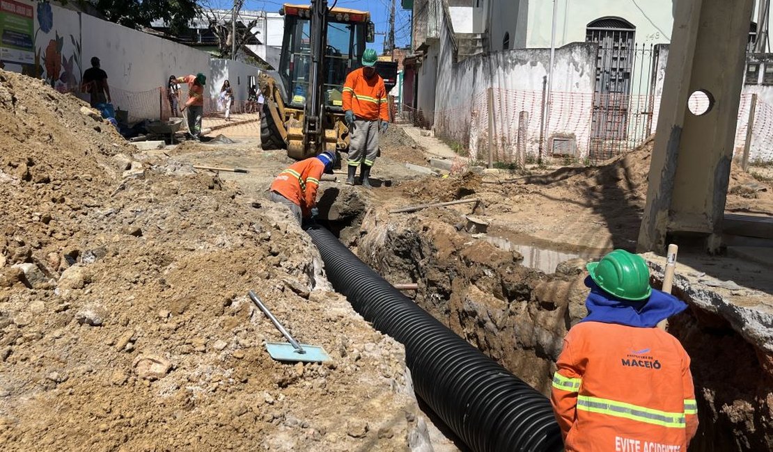 Galeria de águas pluviais é reconstruída no Jacintinho