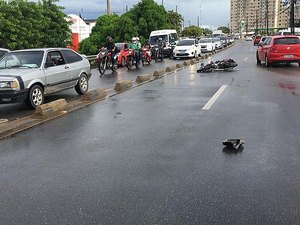 Motociclista sofre fratura exposta após colisão com carro em Maceió