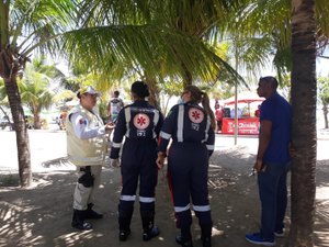 Homem é espancado por vendedores ambulantes de coco na orla da Ponta Verde