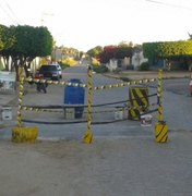 Moradores constroem lombadas irregulares em rua de Arapiraca