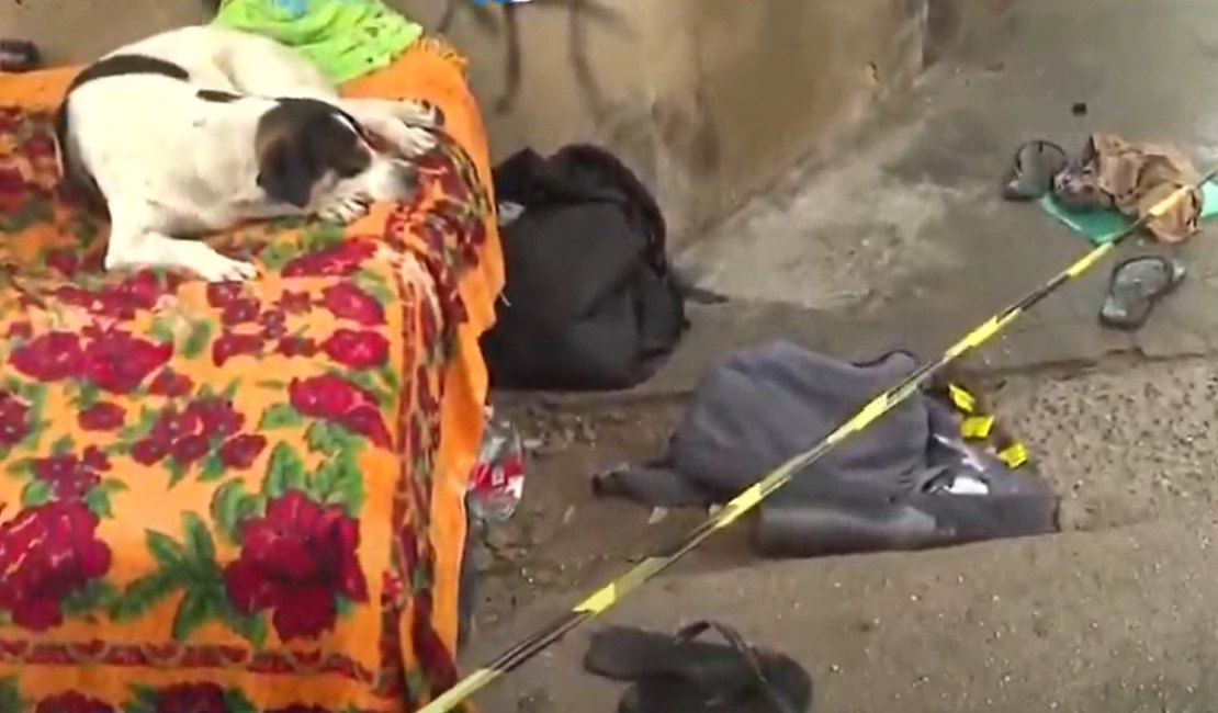 Homem em situação de rua é morto a pedradas e corpo é encontrado caído na calçada em Maceió