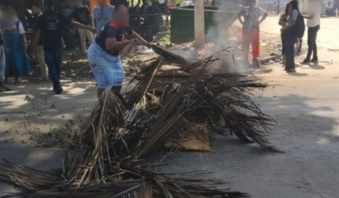 Mãe de menina que acusou padrasto de estupro protesta pela liberdade do marido
