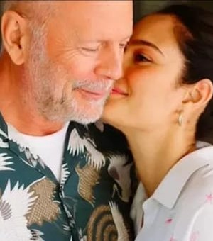 Esposa de Bruce Willis dá a entender que o ator não consegue mais falar