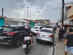 [Vídeo] Trânsito congestionado atrapalha a vida de motoristas e pais de alunos na Rua Odilon Auto em Arapiraca