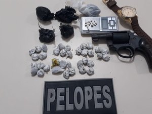 Com drogas e arma, jovens são presos em São Miguel dos Campos