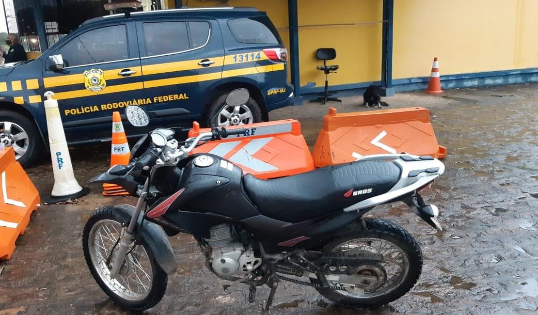 Motocicleta roubada é recuperada pela PRF, em Cacimbinhas