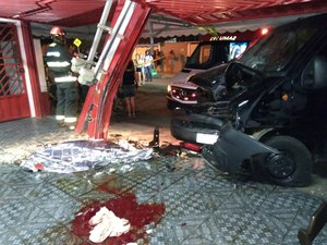 Motorista embriagado invade lanchonete, atropela 4 e mata jovem