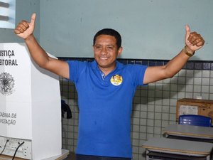 Júlio Cezar vota em Palmeira dos Índios e se emociona após o voto