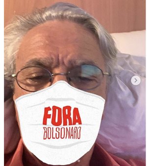Caetano Veloso, Nanda Costa e mais 'usam' máscara de 'Fora Bolsonaro'