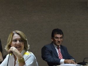 Vereadora chama colega de 'viado' e analfabeto durante sessão extraordinária