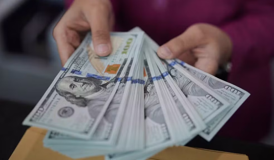 Ibovespa fecha aos 141 mil pontos pela 1ª vez na história; dólar sobe