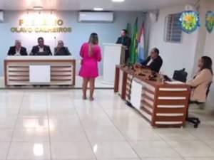 Mulher grávida invade sessão e acusa vereador de abandono e violência psicológica