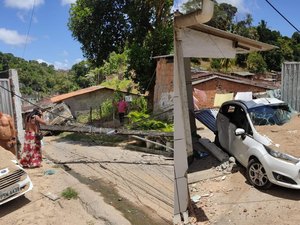 [Vídeo] Caminhão desgovernado invade casa e derruba poste no Benedito Bentes II