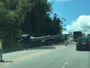 Falta de freios causa acidente com caminhão em São Miguel dos Campos