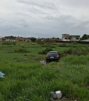 Homem bate em barra de proteção e cai em campo de futebol