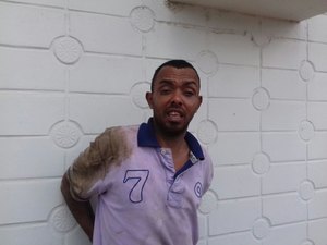 Homem é flagrado furtando objetos de residência