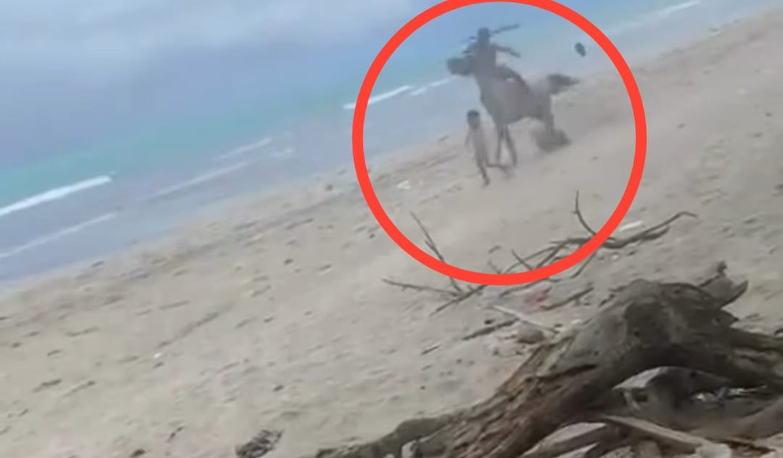 [Vídeo] Criança de seis anos é atropelada por cavalo em praia de Maceió