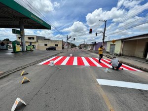 Sinalização de trânsito é revitalizada para oferecer mais segurança aos motoristas e pedestres