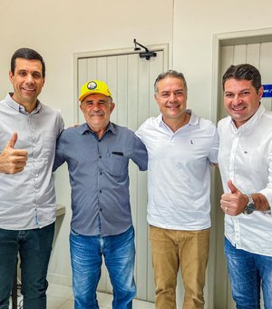 Prefeito de Igaci entrega a Renan Filho projeto de pavimentação do acesso ao Novo Rio