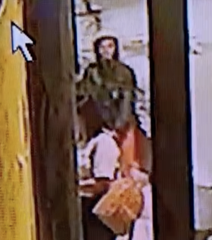 [Vídeo] Câmeras de segurança flagram momento em que mulher é assaltada na porta de casa em Pilar
