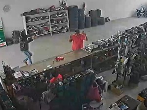 [Vídeo] Polícia divulga vídeos que podem identificar assassino de dono de oficina em Penedo