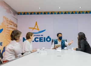 Prefeito JHC recebe estudante do SESI finalista do Nobel da Educação e discute parcerias