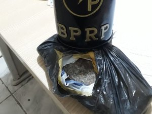 PM apreende quase 1kg de maconha em Ipioca