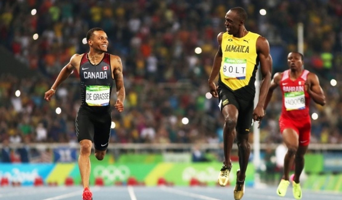 Bolt brinca com rival e avança à final dos 200m