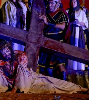 Tradição e inovação marcam encenação da Paixão de Cristo no Morro Santo