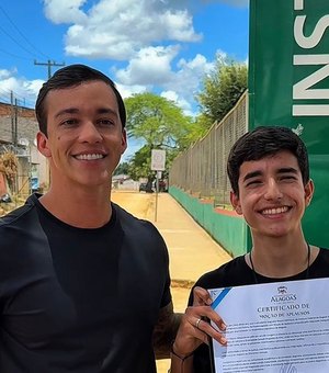 Deputado Leonam homenageia estudante que denunciou caso de intolerância religiosa no Ifal