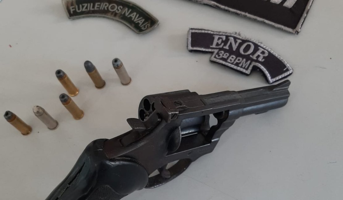 Polícia apreende quatro aves silvestres, e uma arma de fogo com munições, em Arapiraca