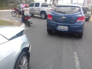 Três veículos se envolvem em acidente em Arapiraca