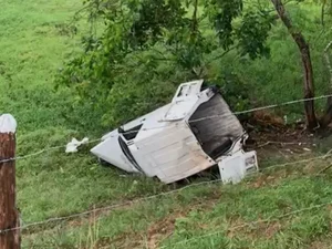 Veículo de aplicativo cai em ribanceira no município de Chã Preta, em Alagoas