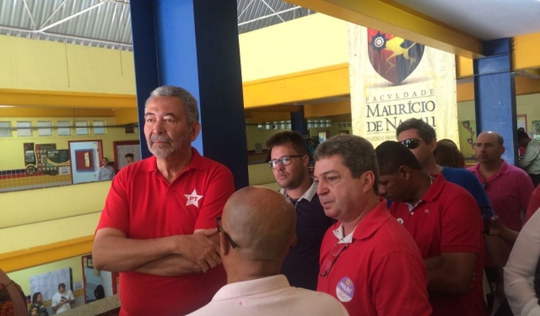 Paulão renuncia privilégio de candidato e enfrenta fila para votar