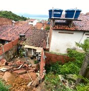 Barreira desliza após chuvas e atinge quintal de casa em Maragogi