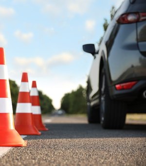 Autoescola é condenada a devolver dinheiro e pagar indenização após lesar 55 alunos em Maceió